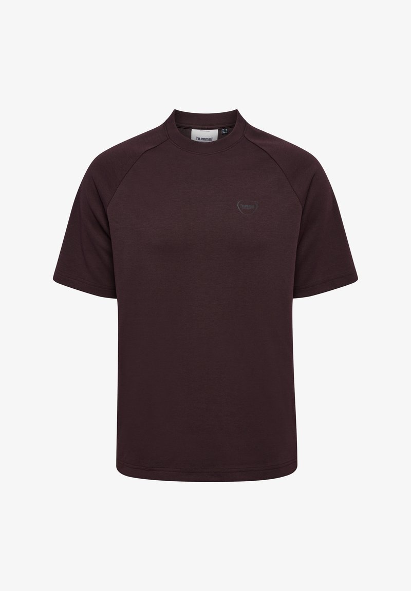 Mörkt vinröd T-shirt med rund hals och korta raglanärmar. Har en diskret logotyp på övre vänster bröst. Mjuk, slät tyg.