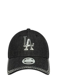 Cappello in denim nero con logo "LA" in paillettes argentate, cinturino regolabile e dettagli cuciti lungo il visiera per una maggiore texture.