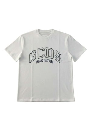 T-shirt bianca a maniche corte con "GCDS" in grandi lettere contornate e "MILANO ITALY 1988" stampato sotto in caratteri più piccoli.