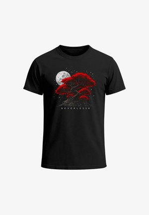 Schwarzes T-Shirt mit einem Motiv eines roten Baums, eines Vollmonds und Sternen. Text "NEVERLESS" unter dem Motiv. Material aus Baumwolle, Rundhalsausschnitt.