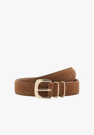 Ceinture en daim marron roulée avec une boucle métallique dorée et deux passants sur fond blanc.