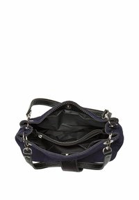 Mörkblå mockaväska med ett svart texturerat läderhandtag, utrustad med silverfärgad hårdvara, en ofodrad insida och ett fickor med dragkedja.