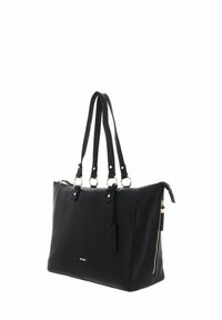 Bolso tote de cuero negro con dos asas largas, detalles en oro, cierre con cremallera y un bolsillo lateral con cremallera. Textura suave con logo grabado.
