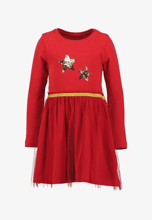 Robe rouge à manches longues avec deux étoiles dorées à paillettes sur la poitrine, ceinture dorée, et jupe en tulle superposée.