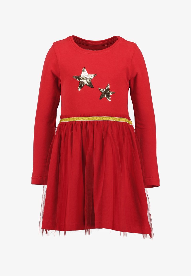 Robe rouge à manches longues avec deux étoiles dorées à paillettes sur la poitrine, ceinture dorée, et jupe en tulle superposée.