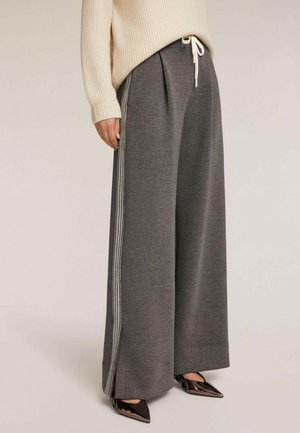 Pantaloni grigi a gamba larga con strisce laterali, realizzati in tessuto morbido. Dotati di vita con coulisse e tasche laterali.