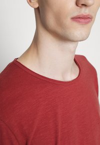 Selected Homme SLHMORGAN SS O-NECK TEE W NOOS - T-shirt básica - cowhide