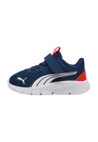 Zapatillas deportivas de color azul marino con parte superior de malla, diseño de franjas blancas, acento rojo en el talón y correa ajustable. Suela de goma duradera con agarre texturizado.
