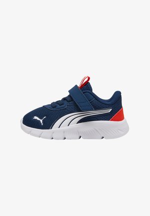 Scarpe sportive blu navy con tomaia in rete, design a strisce bianche, accento rosso sul tallone e cinturino regolabile. Suola in gomma durevole con grip testurizzato.