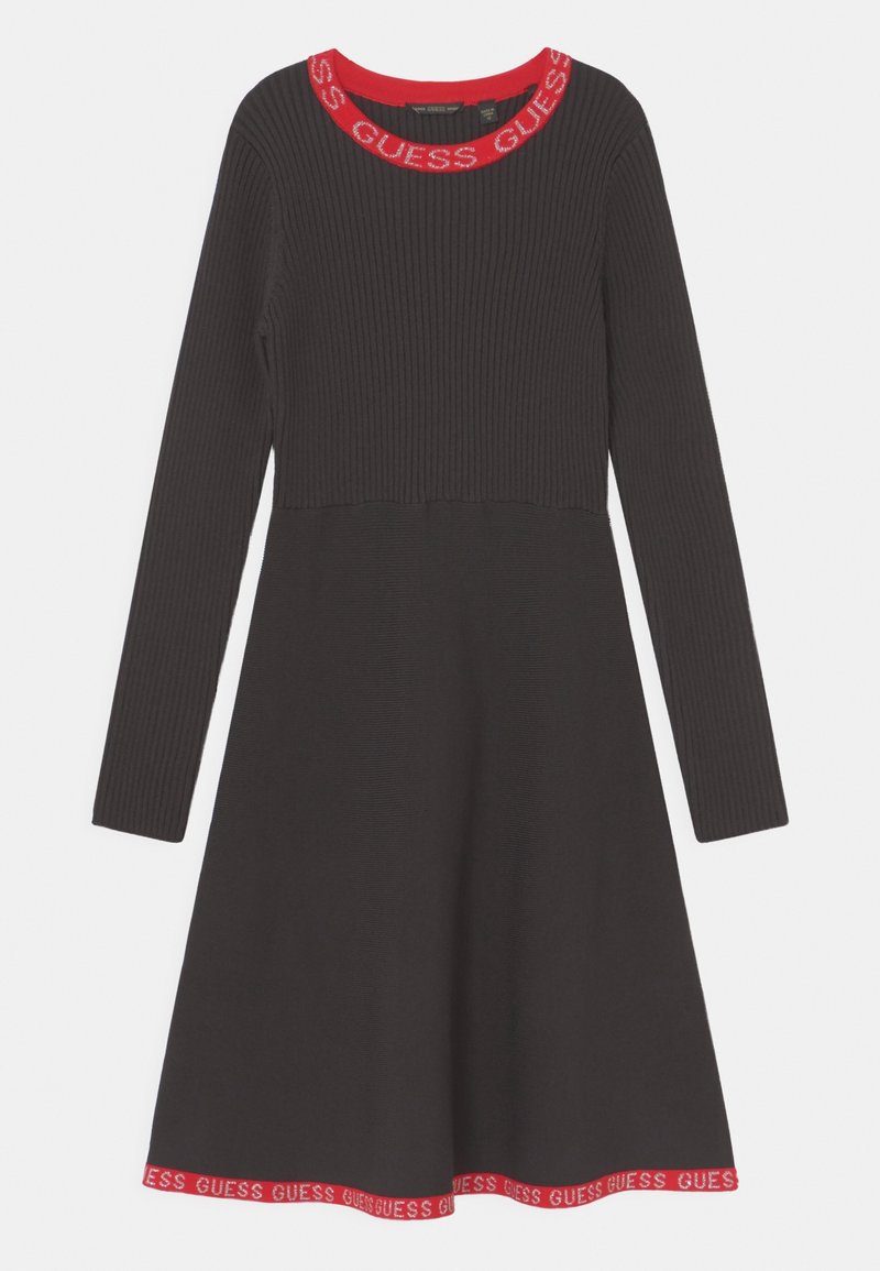 Robe noire à manches longues côtelées avec bordure rouge au niveau de l'encolure et de l'ourlet, ornée du texte "GUESS" répété.