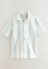 Camisa de manga corta a rayas en blanco con rayas verticales azul claro. Presenta un cuello plano y una tela texturizada.