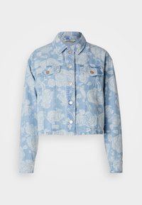 Chaqueta de mezclilla cortada en azul claro con un patrón floral, que cuenta con dos bolsillos frontales, un cierre de botones y un diseño de cuello clásico.