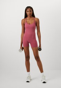 Under Armour MOTION SHORTS BODYSUIT - Gimnastički dres - fuchsia dusk/dark maroon