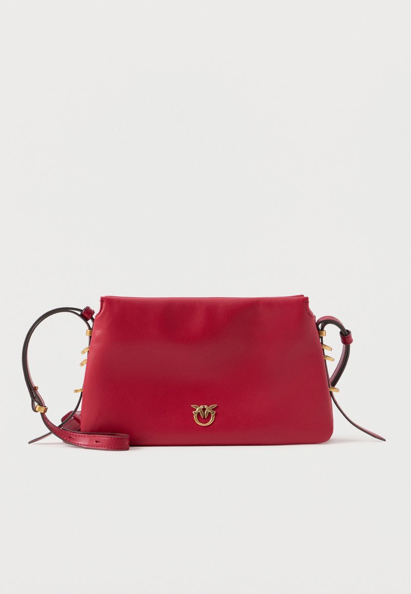 Punane nahk käekott, millel on sile tekstuur, kullatooniga logo, reguleeritav rihm ja kuldse viimistlusega detailid külgedel.