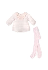 Blusa de manga larga rosa claro con rayas horizontales y cuello con volantes, combinada con unas mallas rosas a juego, todo hecho de una tela suave.