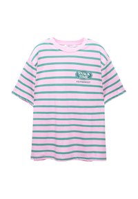 Gestreept T-shirt met roze en groene horizontale lijnen. Heeft een ronde halslijn en de tekst "SNACK TIME SALTY&SWEET" op de voorkant.