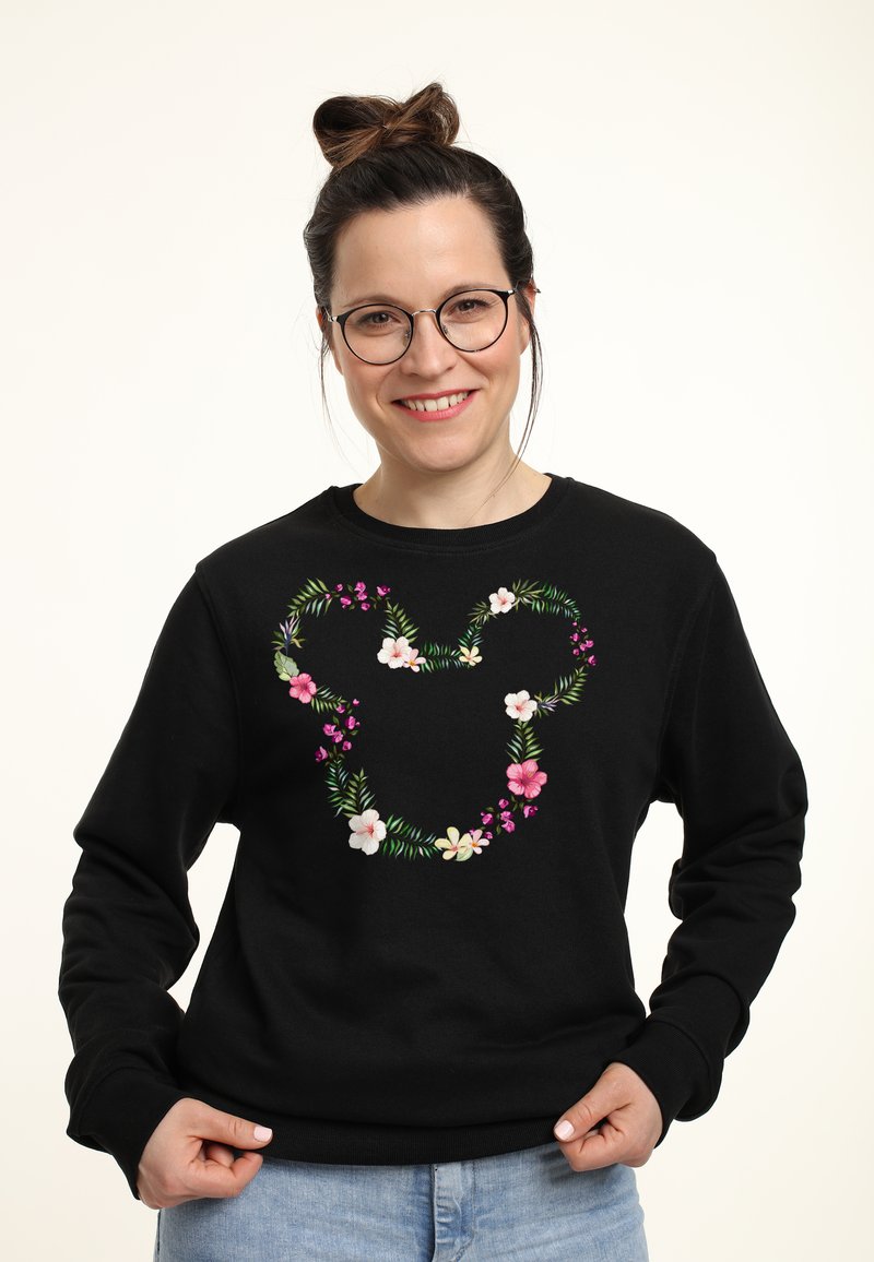 Schwarzer Sweatshirt mit einem floralen Design in der Form einer Mickey-Maus-Silhouette, verziert mit pinken und weißen Blumen sowie grünen Blättern.