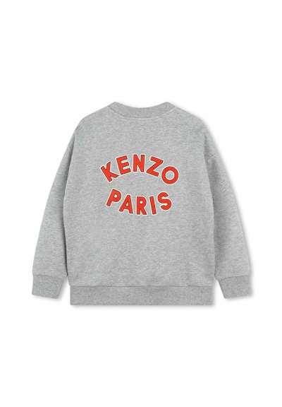 Sweat-shirt gris avec des poignets et un ourlet côtelés, arborant un grand texte brodé rouge "KENZO PARIS" au dos. Texture douce en tissu brossé.