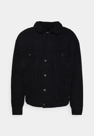 Schwarze Jeansjacke mit einem weichen Sherpa-Kragen, zwei Brusttaschen, Knopfverschluss und sichtbaren Nähten an Ärmeln und Saum.