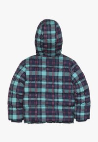 Veste matelassée avec un motif à carreaux bleu marine et bleu sarcelle, dotée d'une capuche, de sections matelassées horizontales et de poignets élastiques.