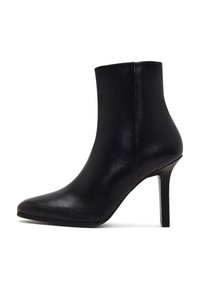 Bottine en cuir noir avec un bout pointu, un talon haut élancé, une texture lisse et un design sans couture, s'effilant vers le haut.