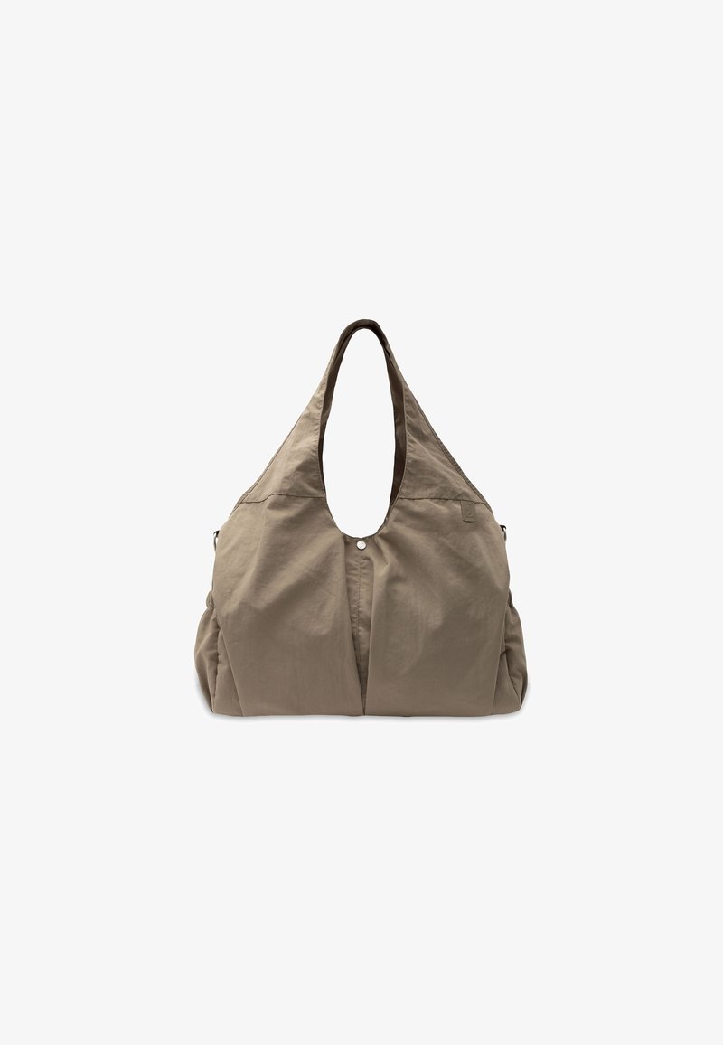 Grand sac fourre-tout en tissu marron avec de larges anses et un détail de fermeture à bouton pression au centre supérieur.
