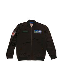 Schwarze Bomberjacke mit NFL- und Seahawks-Logos. Verfügt über einen Reißverschluss, gerippte Bündchen und Saum sowie Seitentaschen. Hergestellt aus glattem Stoff.