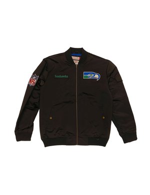 Schwarze Bomberjacke mit NFL- und Seahawks-Logos. Verfügt über einen Reißverschluss, gerippte Bündchen und Saum sowie Seitentaschen. Hergestellt aus glattem Stoff.