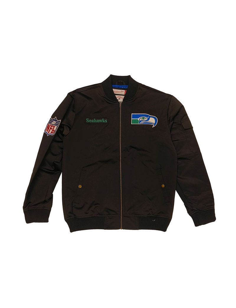 Schwarze Bomberjacke mit NFL- und Seahawks-Logos. Verfügt über einen Reißverschluss, gerippte Bündchen und Saum sowie Seitentaschen. Hergestellt aus glattem Stoff.
