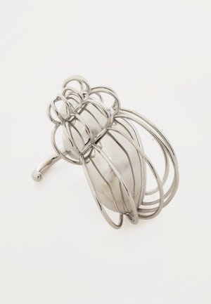 Clama de păr din metal cu ton argintiu, cu design tip cușcă deschisă și o piesă centrală ovală netedă, așezată pe un fundal alb.