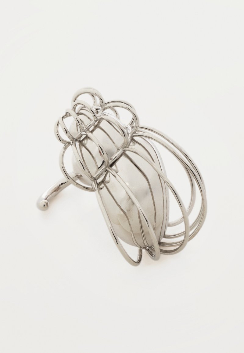 Ανοξείδωτο μεταλλικό κλιπ μαλλιών σε ασημί τόνο με σχεδιασμό ανοιχτού κλωβού και ομαλό κεντρικό οβάλ κομμάτι, τοποθετημένο σε λευκό φόντο.