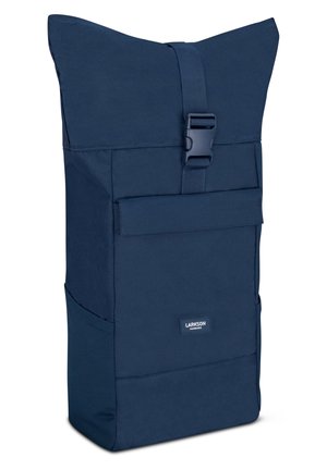 Marineblauer Rolltop-Rucksack mit Fronttasche, Kunststoff-Schnallenverschluss, seitlicher Netztasche und "Larkson Hamburg"-Etikett auf der Fronttasche.