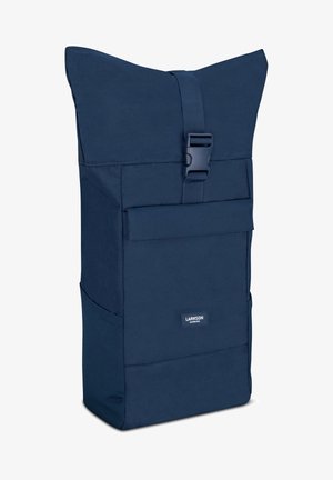 Marineblauer Rolltop-Rucksack mit Fronttasche, Kunststoff-Schnallenverschluss, seitlicher Netztasche und "Larkson Hamburg"-Etikett auf der Fronttasche.
