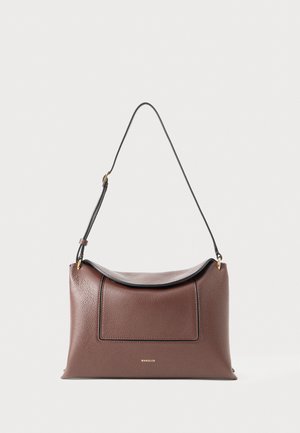 Sac à main en cuir brun texturé avec un rabat incurvé, de forme horizontale, accents noirs et une longue bandoulière maintenue par des ferrures dorées.