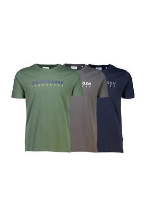 Tres camisetas en verde, gris y azul marino, con un estampado gráfico de COPENHAGEN LINDBERGH. Hechas de suave algodón, de manga corta y con cuello redondo.