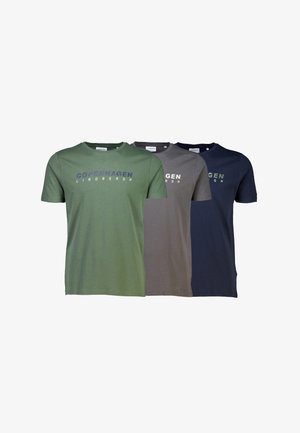 Tre t-shirts i grøn, grå og marineblå med et COPENHAGEN LINDBERGH grafisk print. Fremstillet af blødt bomuldsstof, kortærmede, rund hals.