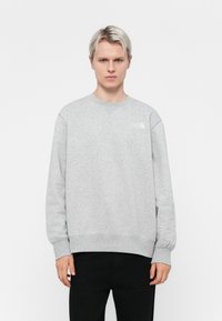 Lichtgrijze sweatshirt, gemaakt van een katoenmix, ronde hals, rib gebreide boorden, met een klein wit logo op de borst, ontspannen pasvorm.