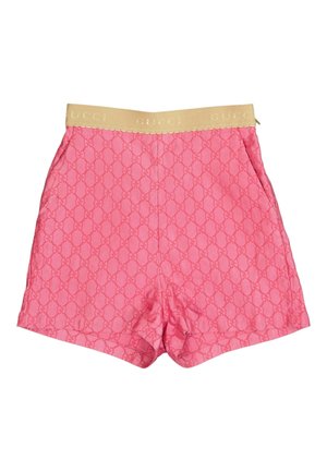 Różowe satynowe szorty z całkowicie wytłaczanym wzorem monogramu Gucci i beżowym elastycznym pasem z logo Gucci.