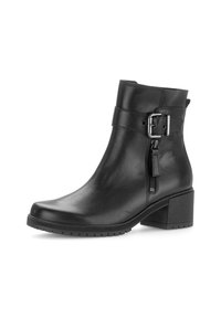 Bottes chelsea en cuir noir avec un talon bloc, fermeture éclair sur le côté, et une sangle décorative au-dessus de la cheville. Texture lisse et bout arrondi.