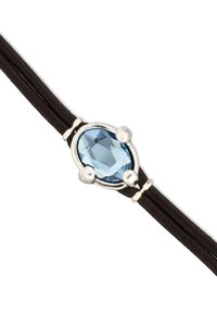 Brazalete de cuero negro con una piedra preciosa ovalada central de color azul claro, asegurada con detalles metálicos plateados y un acabado pulido.