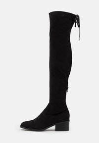 Bota de ante negra hasta la rodilla con tacón bajo, punta redonda y detalle de lazo ajustable en la parte superior trasera.