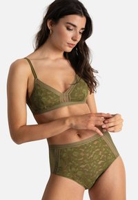 Bralette en dentelle vert olive avec un design géométrique, doté de bretelles réglables et de culottes taille haute assorties avec un motif floral.