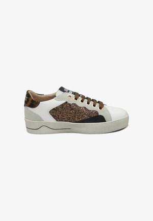 Sneakers bianchi in pelle con un pannello glitterato marrone, dettagli neri e lacci marroni. Presentano una suola testurizzata e un dettaglio sul tallone con stampa leopardata.