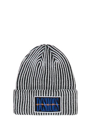 Schwarz-weiß gestreifte Strickmütze mit umgeschlagenem Bündchen, auf dem ein schwarzer Aufnäher mit der Aufschrift "DCSHOES" angebracht ist, durchzogen von einem orangefarbenen Stacheldraht-Design.