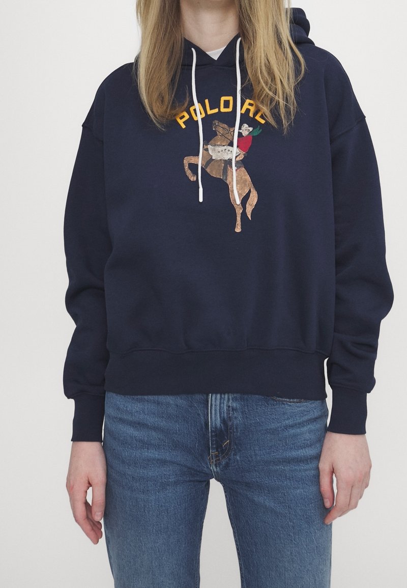 Felpa con cappuccio blu navy con cordini bianchi, con grafica di un cavallo e un cavaliere in tonalità beige e rosso, e "POLO RL" ricamato in giallo.