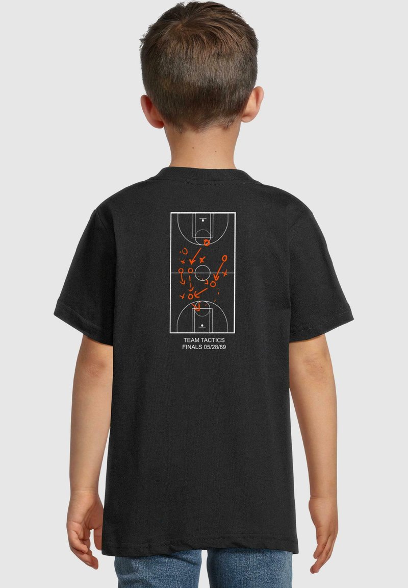 T-shirt noir avec un design de terrain de basket blanc et orange au dos, détaillant les tactiques de l'équipe et la date finale, 28/05/89.