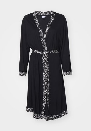 Ropa negra con mangas tres cuartos, que presenta un contraste de ribete y cinturón en blanco y negro, hecha de una tela suave y fluida.