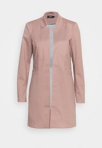 Giacca rosa con colletto, striscia verticale grigia, maniche lunghe e tasche laterali. Realizzata in tessuto morbido con una vestibilità sartoriale.