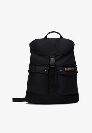 Schwarzer Napapijri Rucksack mit zwei vorderen Taschen mit Knöpfen, oberer Klappe, die mit einer zentralen Schnalle gesichert ist, und einem Griff oben.