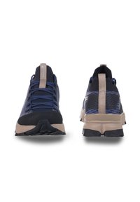 Chaussures de randonnée pour hommes en bleu marine avec un dessus en mesh texturé, semelle en caoutchouc sombre, accents gris et capuchon de protection renforcé. Elles présentent des lacets proéminents et une languette au talon.